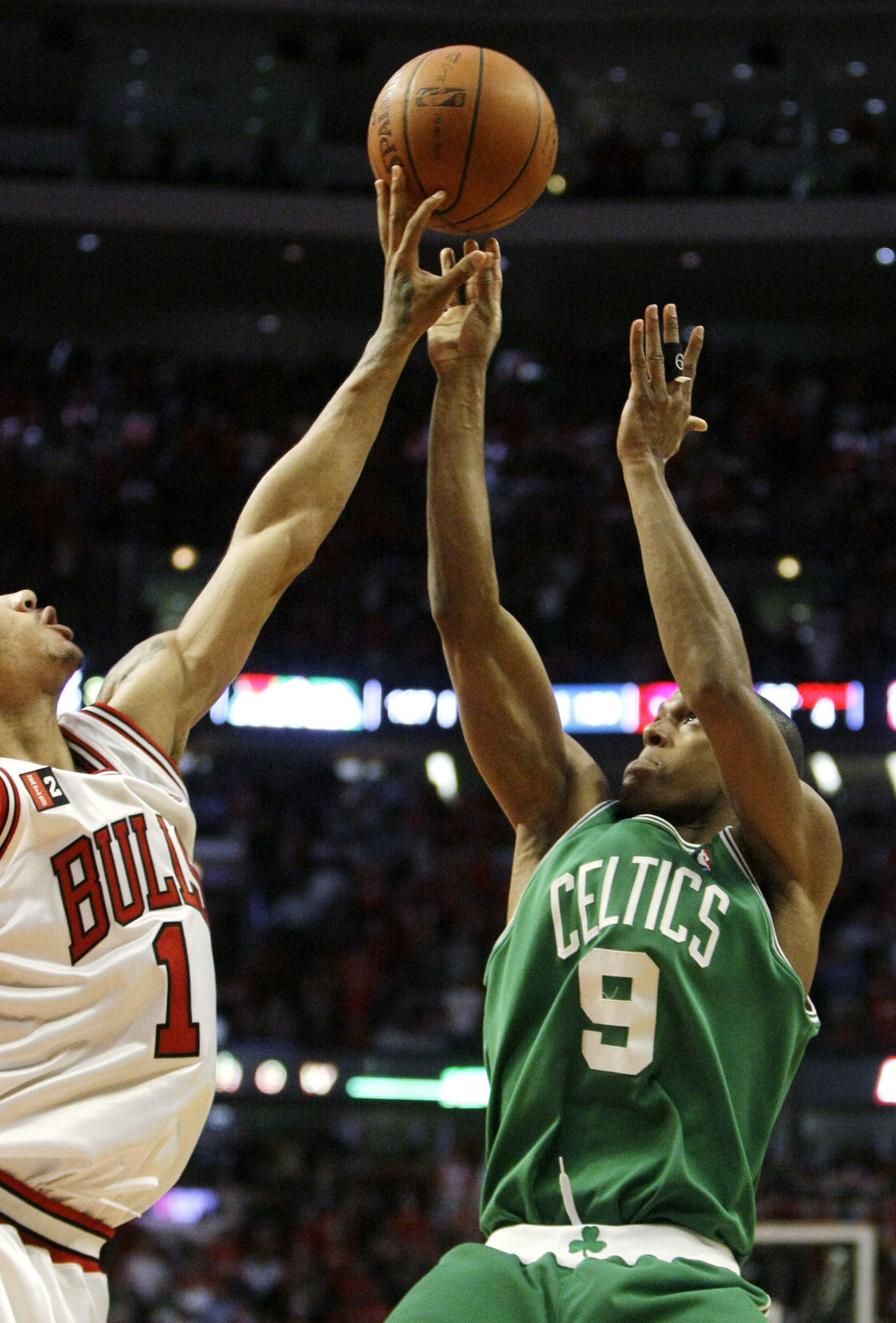 2009: Bulls' Derrick Rose blocks Celtics' Rajon Rondo to secure 3OT win